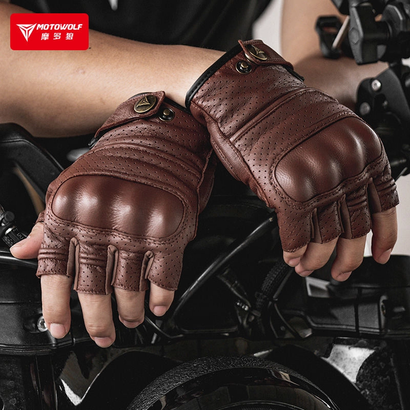 MOTOWOLF Leather Gloves – Retro Half Finger Motorcycle Riding Gloves 3 Close-up of the integrated quick-release finger pull tabs on the Motowolf Retro Half Finger Motorcycle Gloves
