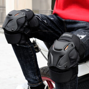 Joint flexibility demonstration of the MOTOWOLF knee pad