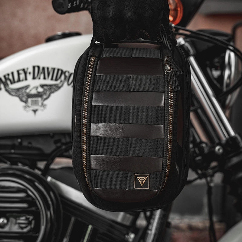 Motowolf Retro Magnetic Tank Bag MB11 – Vintage Motorcycle Luggage 5 Close-up of the premium vintage-style zippers and brass-toned hardware on the Motowolf Retro Magnetic Tank Bag MB11